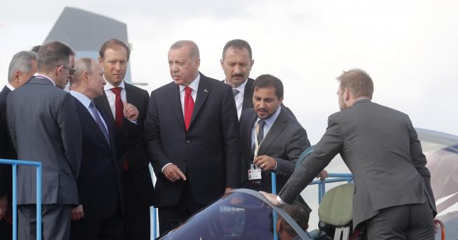Свят Путин качи Ердоган на Су-57 в безпрецедентен жест Су-57