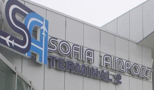 Летище София остава отворено само за пътуващи