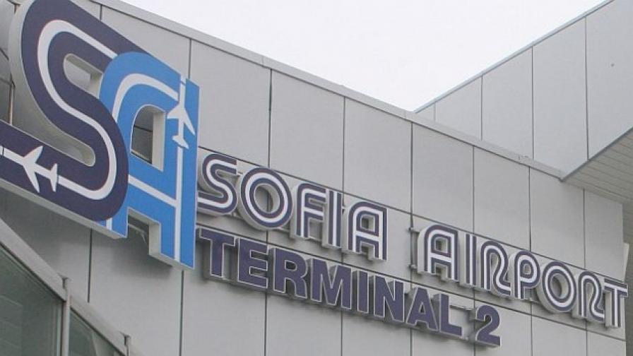 Летище София остава отворено само за пътуващи