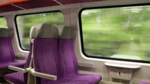  Оперират намушканото в нощния трен момиче 