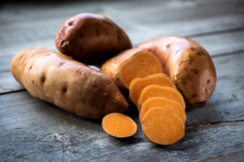 <p><strong>Сладък картоф </strong>- Сладкият картоф съдържа витамини А и С, както и калий, рибофлавин, мед и фолиева киселина;</p>

<p>&nbsp;</p>