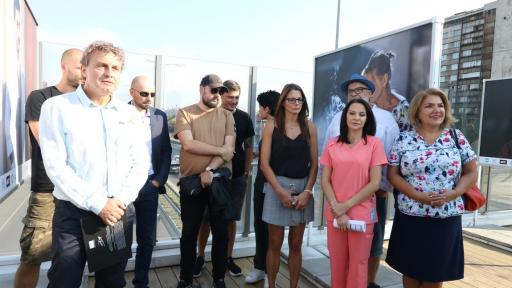  „ Откраднат живот “ започва с прожекция на огромен екран и фотографска галерия 