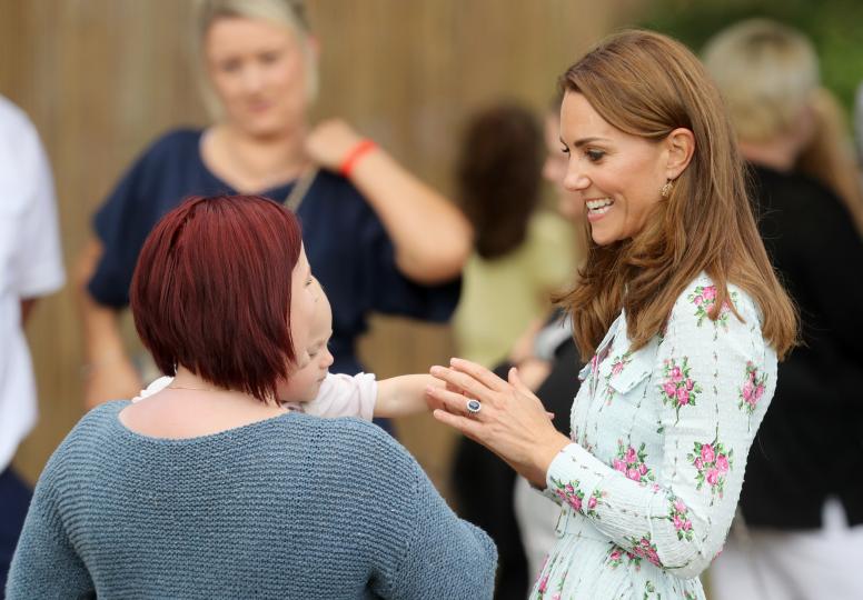 Кейт Мидълтън с флорална рокля и малък обожател - снимка 4