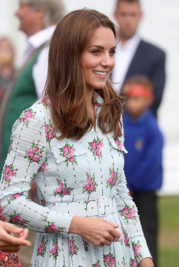 Кейт Мидълтън с флорална рокля и малък обожател - снимка 25