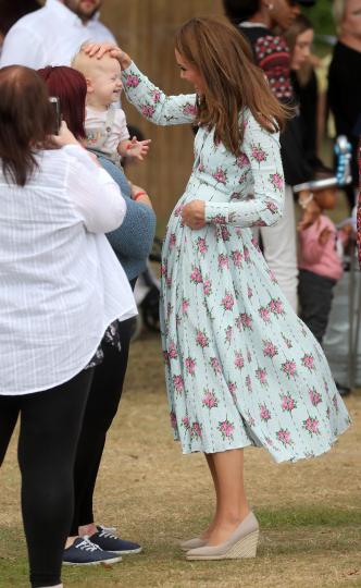Кейт Мидълтън с флорална рокля и малък обожател - снимка 15