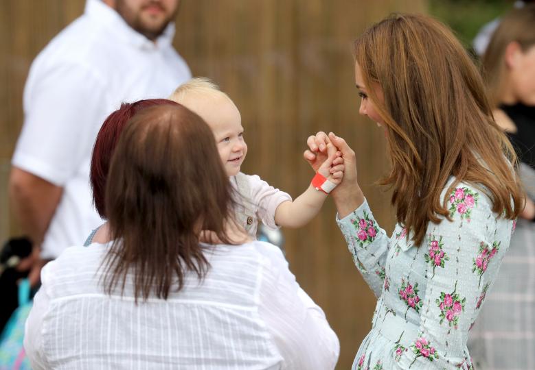 Кейт Мидълтън с флорална рокля и малък обожател - снимка 11