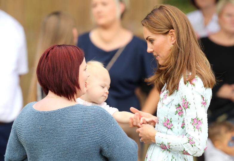 Кейт Мидълтън с флорална рокля и малък обожател - снимка 9