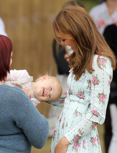 Кейт Мидълтън с флорална рокля и малък обожател - снимка 7
