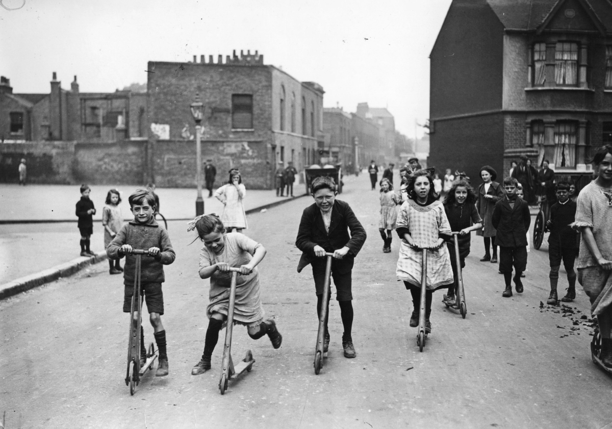 <p>Деца карат тротинетки, 1923 година.&nbsp;</p>