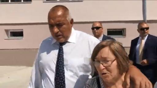  Учителка се разплака пред Борисов: Толкова години чаках! 