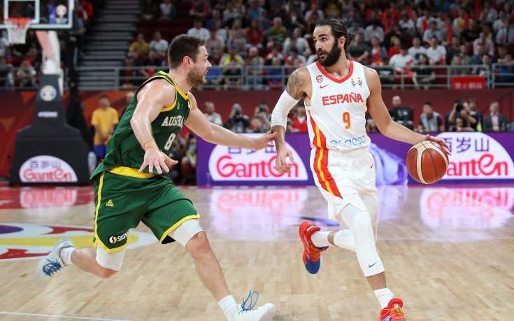 Испания страда, но достигна бленувания финал