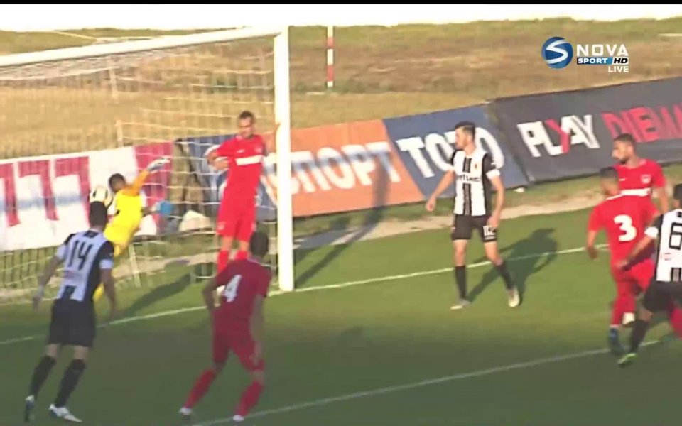 Локомотив Пловдив вкара второ попадение още в първите минути на