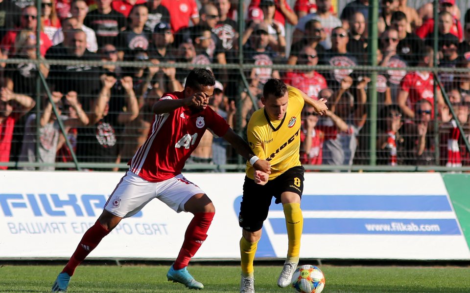 Халфът на Ботев (Пловдив) Тодор Неделев бе доста изнервен след