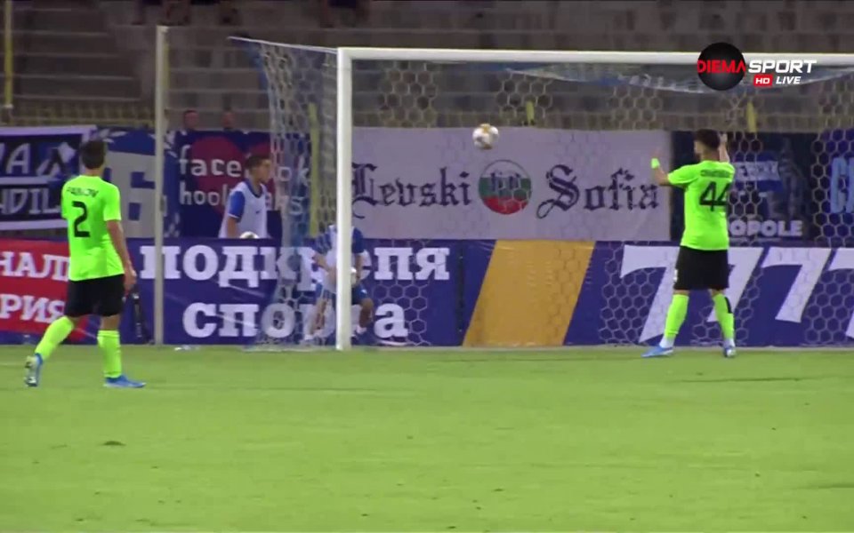 В 35-ата минута Левски вкара и трети гол. Мазурек с