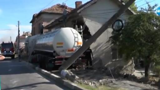  Тир се вряза в къща, има потърпевши 