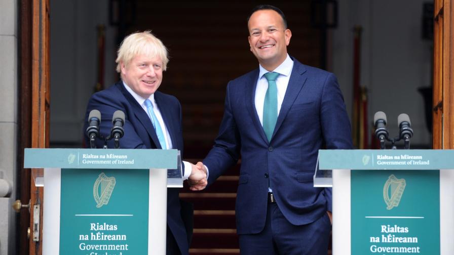 Премиерът на Ирландия със светена вода срещу Борис Джонсън