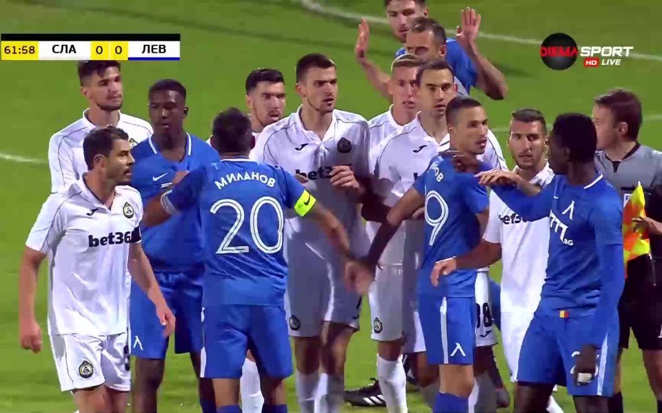 След малко повече от час игра на мача между Славия