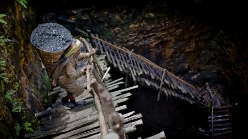  <p><strong>Зловещата "майка</strong>", която <strong>поробва децата си</strong></p> 