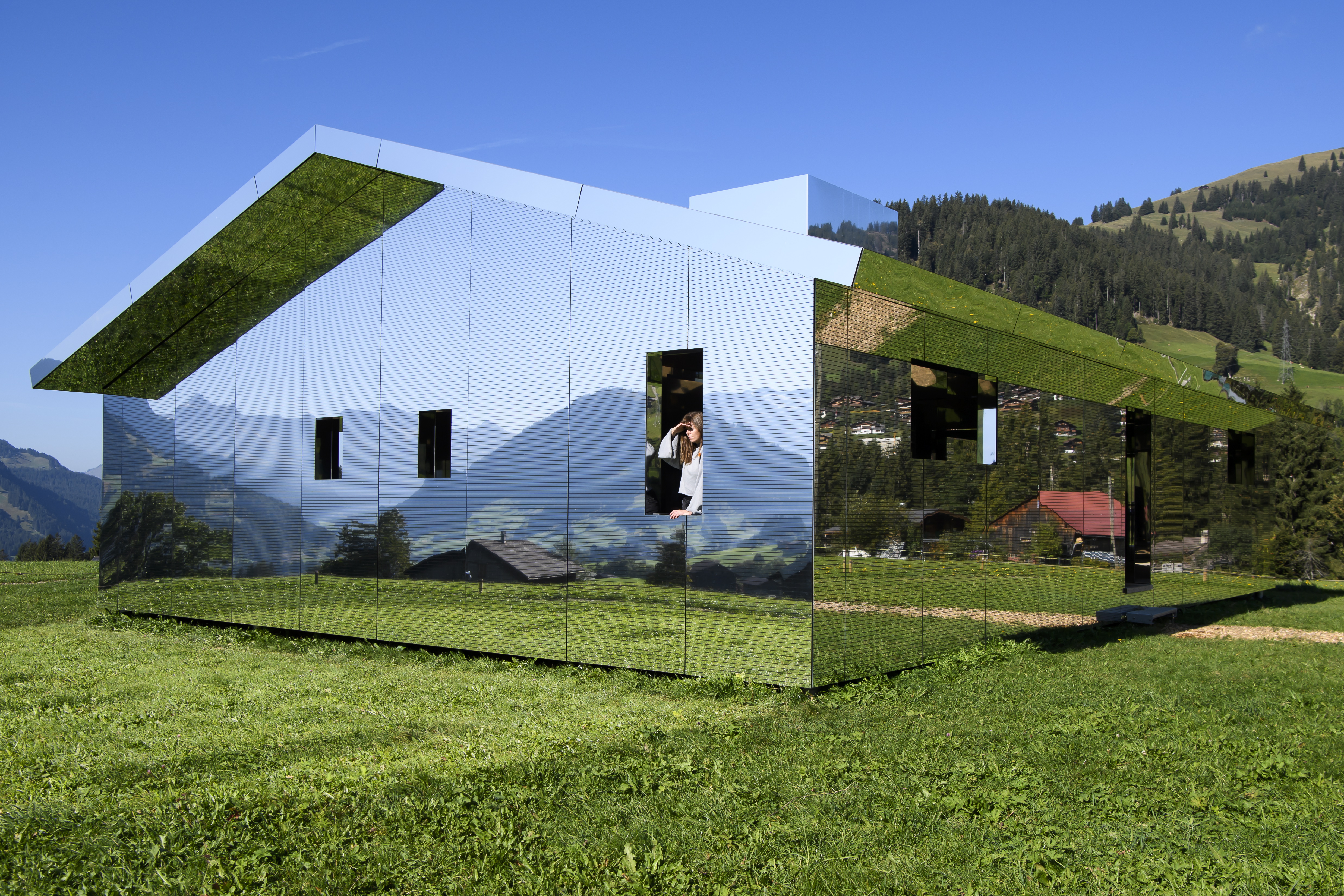 <p>Хора, посещават инсталацията &quot;Mirage Gstaad&quot; на американския художник Дъг Айткен, в Гщаад, Швейцария. Структурата е представена по време на изложението &quot;Elevation 1049: Frequency&quot;, което ще продължи до пролетта на 2021 г.</p>