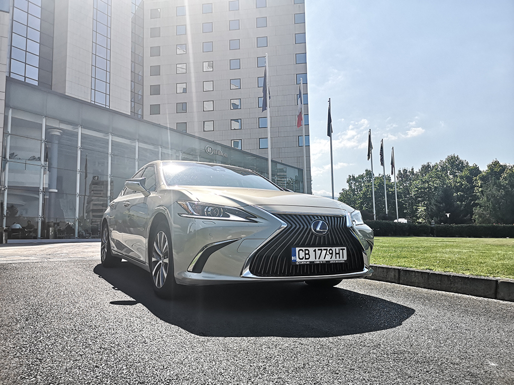 Lexus ES 300h е далеч от немските си конкуренти като динамика и лукс, но предлага изключителен комфорт, комбиниран с огромно вътрешно пространство и икономия, съпоставима с тази на добрия стар дизелов двигател.