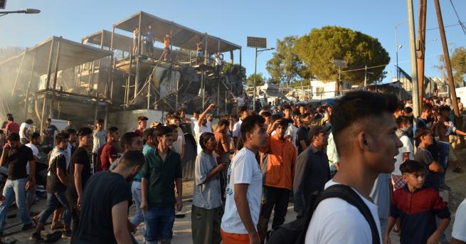 Свят Смъртоносен пожар и сблъсъци в бежански лагер в Гърция