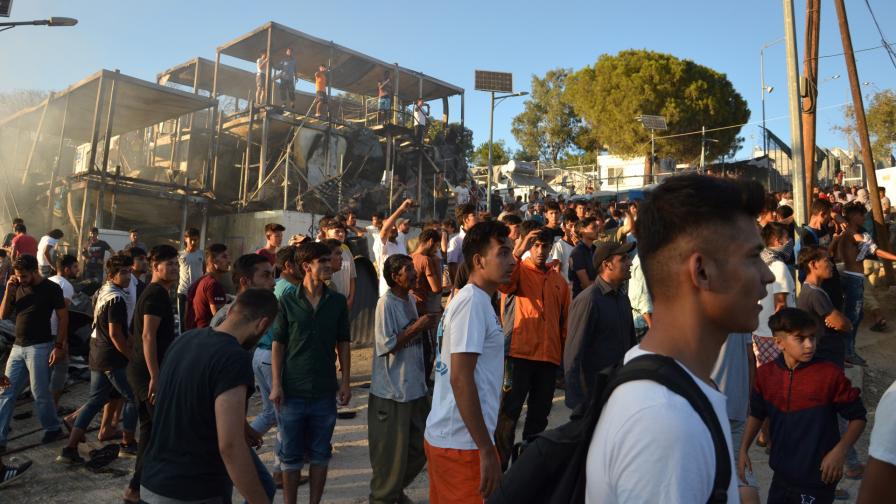  Смъртоносен пожар и конфликти в бежански лагер в Гърция 
