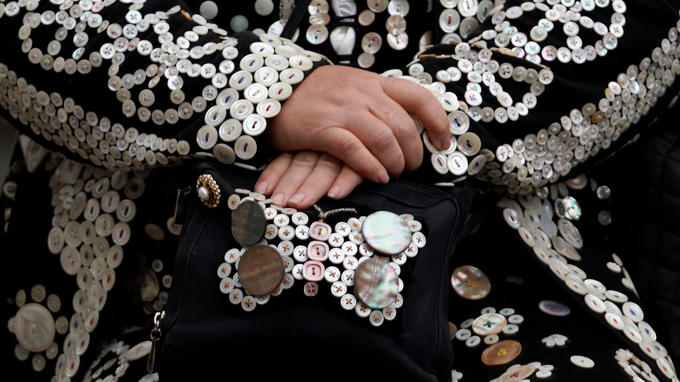 <p>Това е една много дълга лондонска традиция &ndash; носенето на дрехи, обкичени с перлени копчета.</p>
