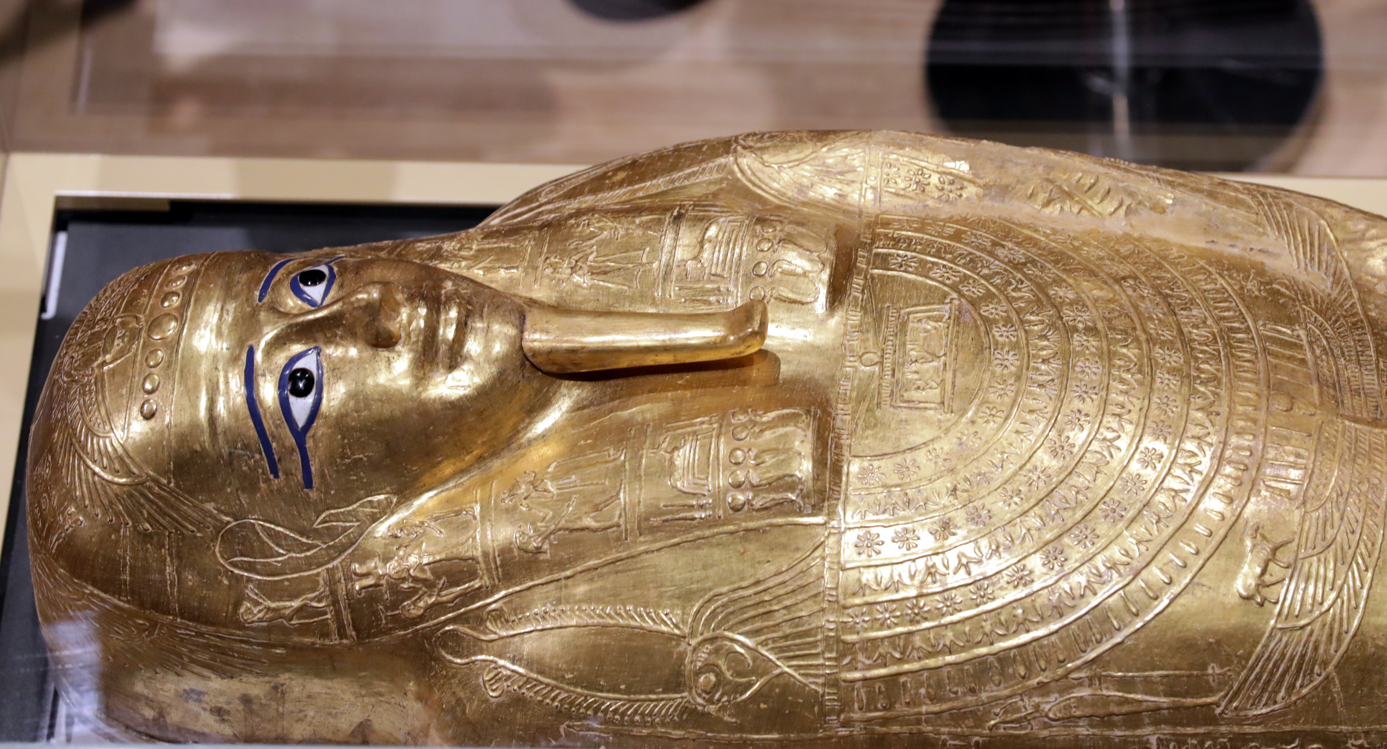 Откраднат по време на размирните времена на революцията в Египет през 2011 г., позлатеният ковчег на жреца Неджеманх бе изложен във вторник в Кайро.