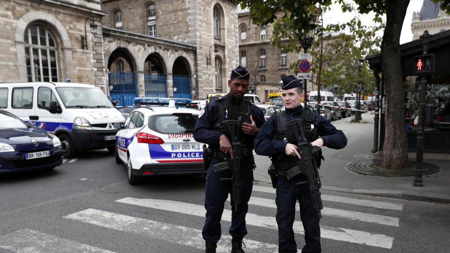 Кола се вряза в кафене в Париж, уби човек и рани шестима