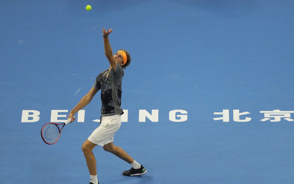 Александър Зверев достигна четвъртфиналите на тенис турнира в Пекин, след