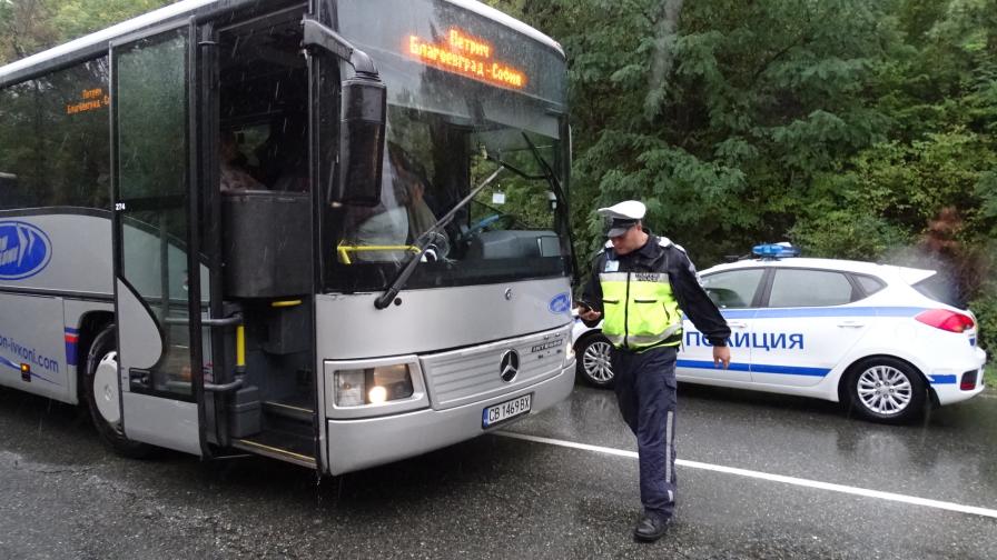 Автобус и кола се удариха край Благоевград, има пострадал