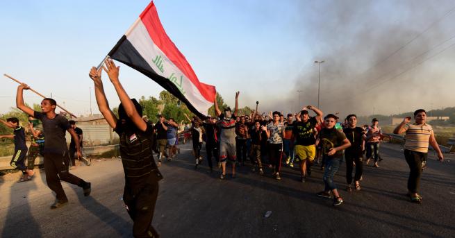 Свят В Ирак снайперисти стрелят по протестиращите Броят на жертвите