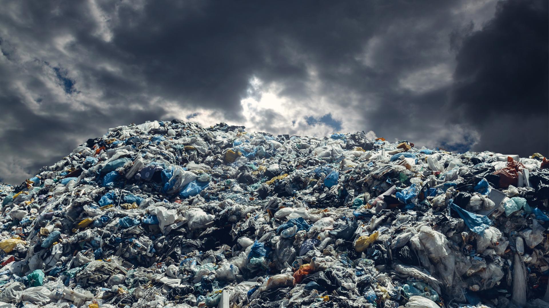 Близо 4 хиляди тона РДФ и пластмаса са складирани нерегламентирано