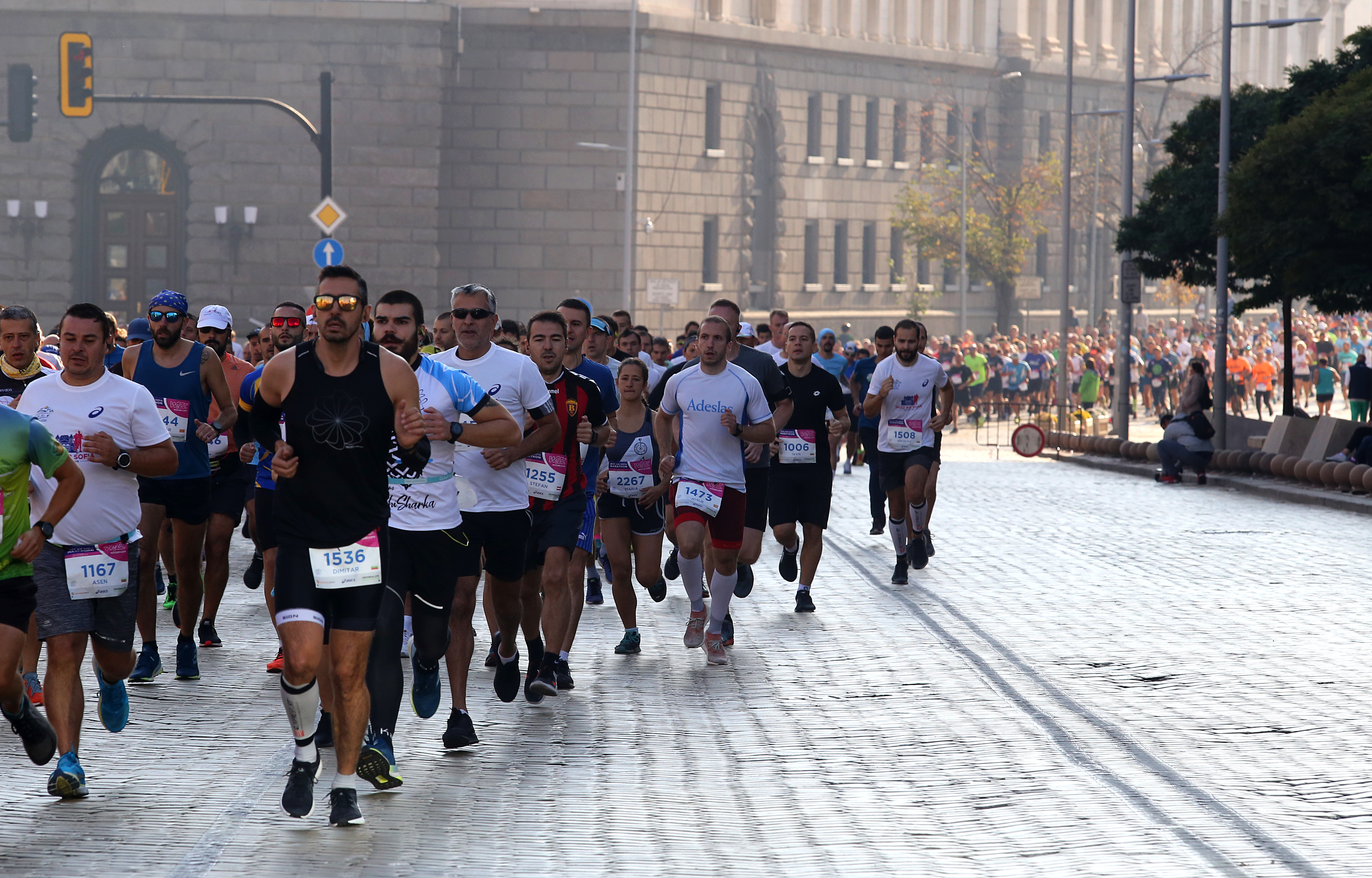 В тазгодишната 36-а поред надпревара участваха близо 5000 маратонци от 50 страни. Сред тях бяха 850 чужденци.