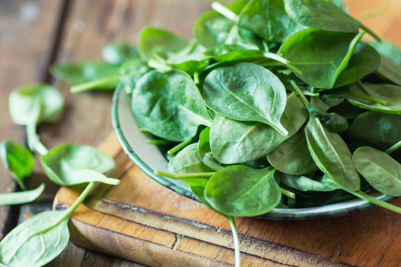 <p><strong>Спанак</strong></p>

<p>Зеленият зеленчук помага на имунната ни система, като ѝ доставя цинк. Този елемент подпомага растежа на клетките, заздравяването на нарушените, както и клетъчното делене.</p>