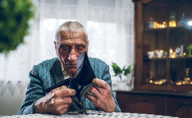 Линията на бедност расте: Икономисти предупреждават за натиск върху бюджета