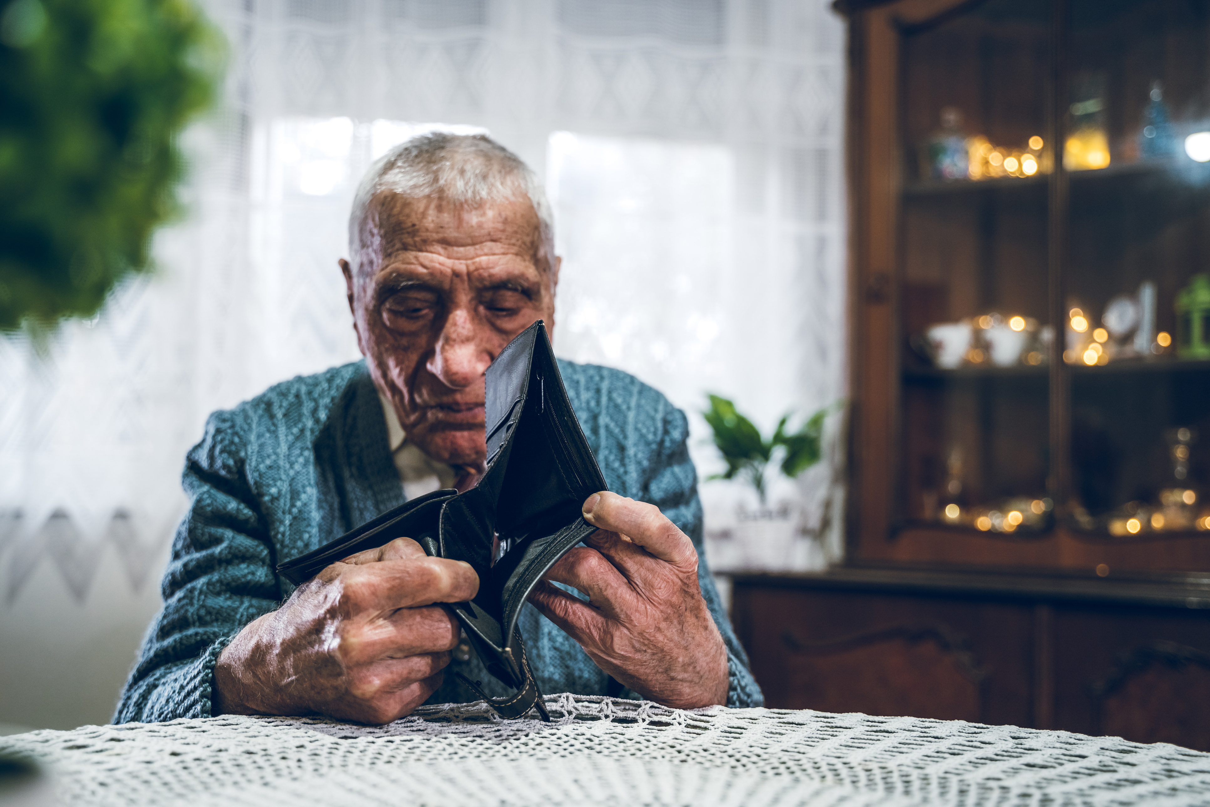 Вдигат линията на бедност до 443 евро от 2027 г.