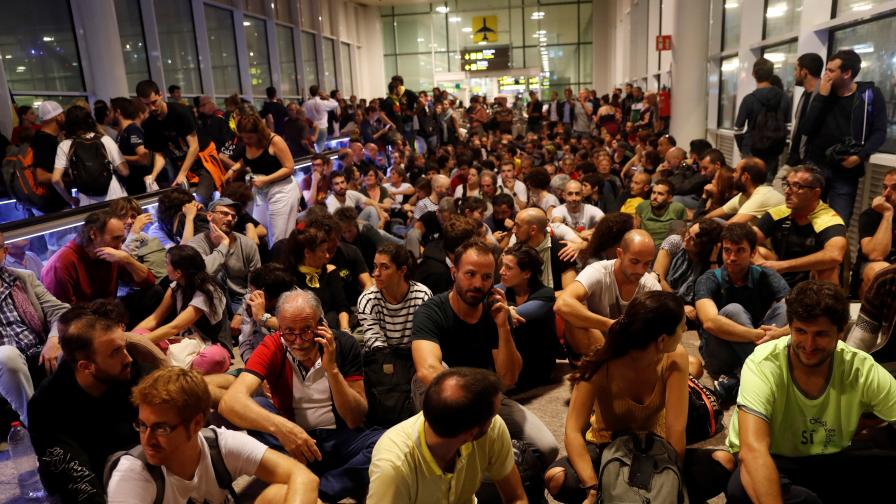 Сблъсъци на летището в Барселона, нахлу полиция