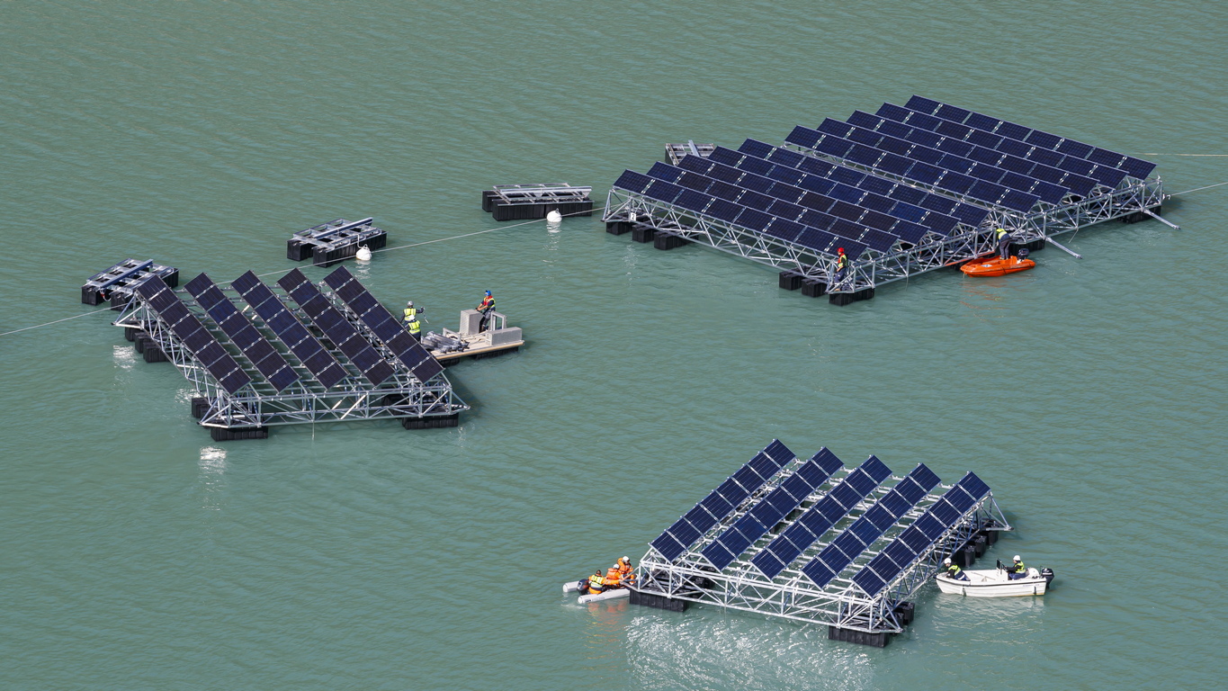 <p>След завършване, плаващата соларна панелна станция ще се състои от 36 плаващи баржи с площ от 2240 квадратни метра, която ще осигурява доставка на 800 000 киловатчаса годишно, кето е консумацията на енергия на около 220 жилища.</p>