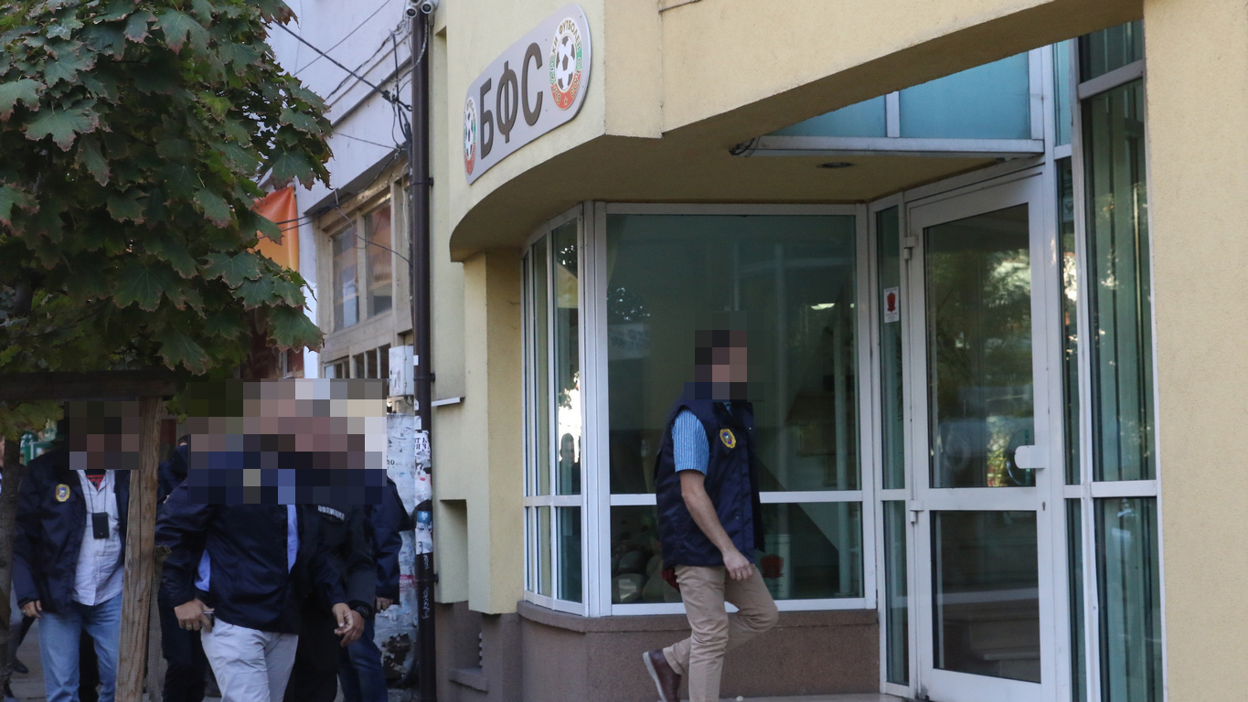 Екипи на Главна дирекция „Борба с организираната престъпност” влязоха в офисите на „Българския футболен съюз”.
