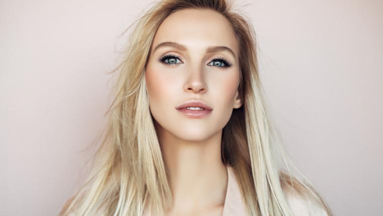  5 домашни предписания за изсъхнал шампоан съгласно цвета на косата ви 