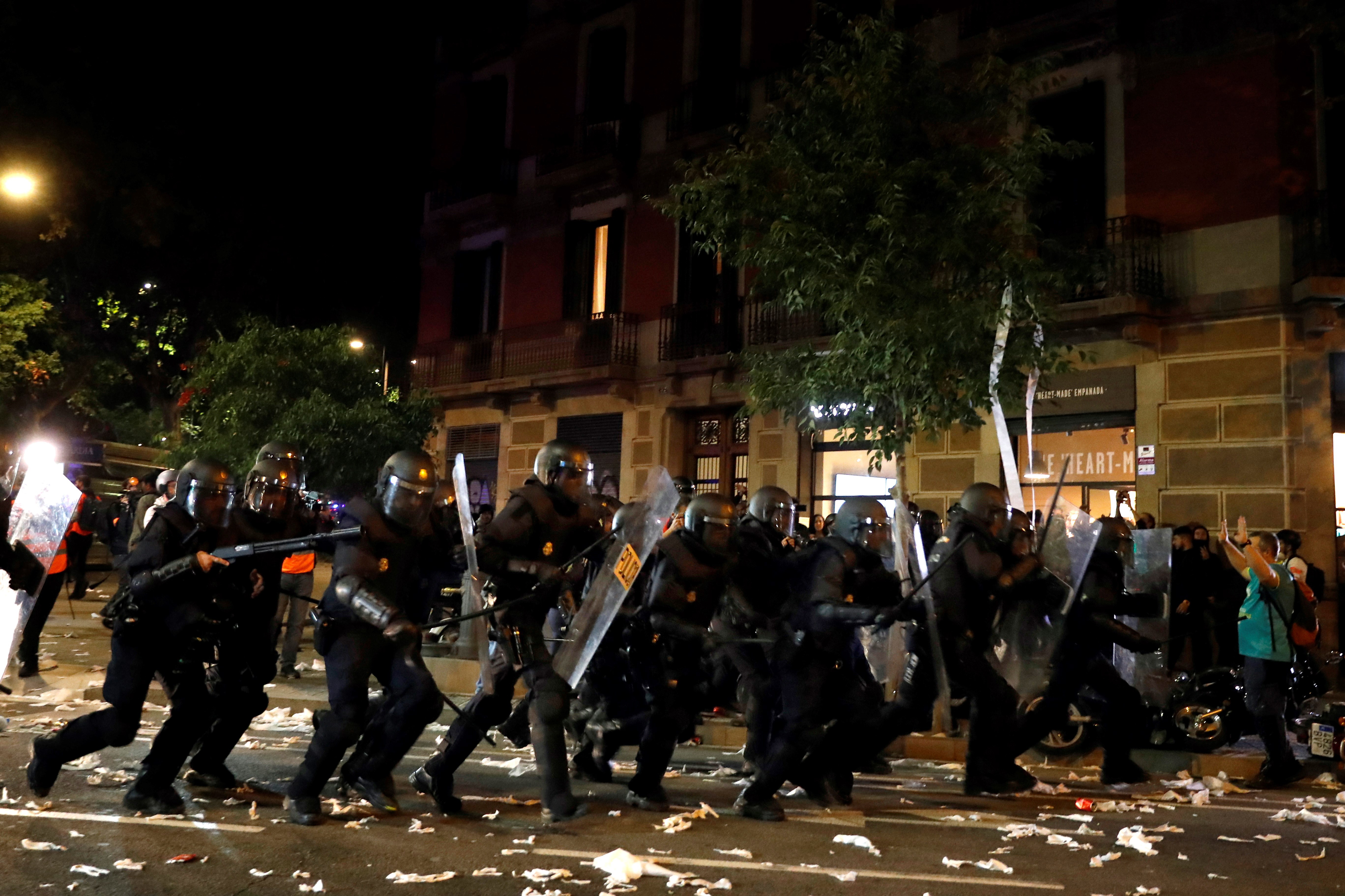 При сблъсъци между силите на реда и протестиращите в Барселона бяха ранени поне 80 души, от които 46 са полицаи.