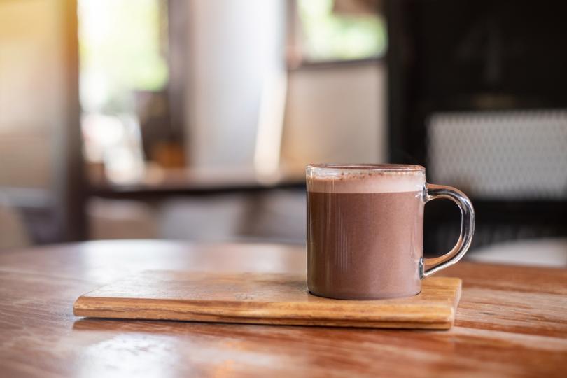 <p>Горещ шоколад: По действие са подобни на кафето, но са по-слаби от него и не удрят така по кръвоносните съдове, нервната система и стомаха. Когато осъзнаете сутринта, че не можете да си отворите очите, сварете си какао или топъл шоколад или просто хапнете няколко парченца шоколад.</p>