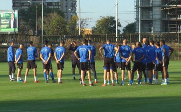 Представителният отбор на Левски поднови тренировъчния процес Сините получиха двудневна