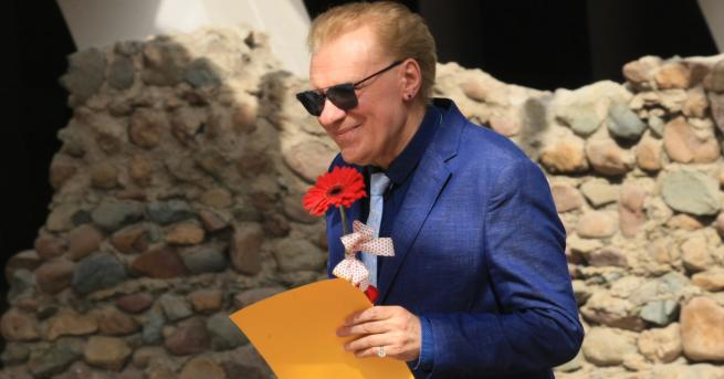 България Васил Найденов е катастрофирал При инцидента певецът ударил коляното