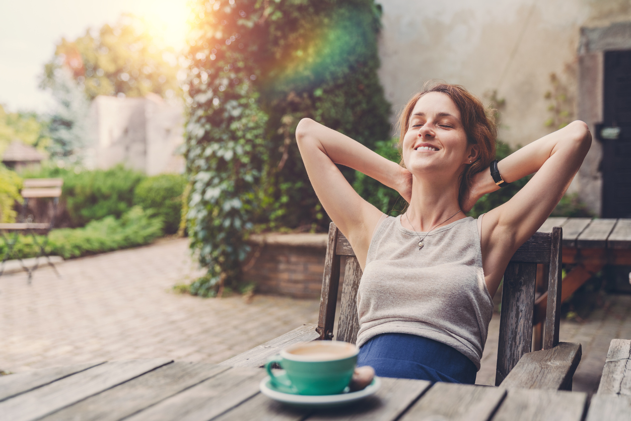 <p><strong>Снимките от смартфона</strong></p>

<p>Докато преди беше голяма радост да имаме снимки на хартия, днес това е по-скоро някаква отминала мода. Прегледайте снимките в смартфона си, изберете няколко любими, разпечатайте ги на хартия, сложете ги в албум.</p>

<p><strong>Събуждайте се с аромата на сутрешно кафе</strong></p>

<p>Не си отнемайте тези малки радости от живота.</p>