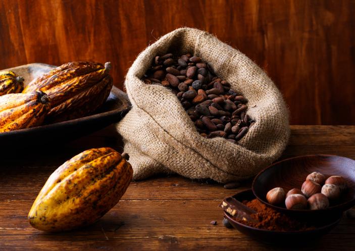 <p><em><strong>Какао</strong></em><br />
Какво по-хубаво и ароматно от какаото! Все пак то е и сърцето на шоколада. Какаото е пълно с полифеноли и минерали, които се отразяват благотворно на мозъка и тонизират цялото тяло. Проблемът е, че в повечето шоколади има малко какао и повече мазнини, затова избирайте колкото се може по-черен шоколад.</p>