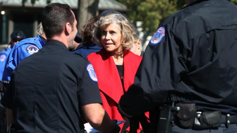 Протест и арест за Джейн Фонда във Вашингтон Протест и арест за Джейн Фонда във Вашингтон