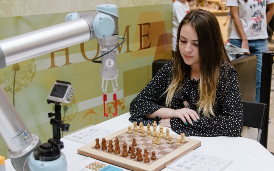 Световна шампионка по шахмат срещу робот - 1:1