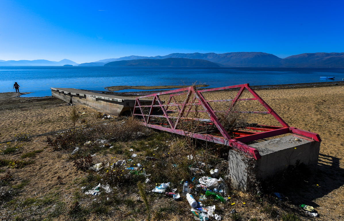 Смята се, че общата промяна в климата и изтичането на води от Преспанското езеро - на височина 853 метра - в Охридското езеро на 695 метра надморска височина са причинили намаляване на нивото на водите и намаляване на размера на езерата.
